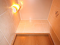 фотография натяжного потолка в туалете