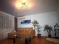 фотография натяжного потолка в жилой комнате