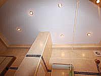 фотография натяжного потолка в ванной комнате