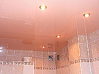 фотография натяжного потолка розового цвета в ванной комнате